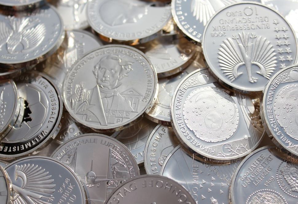 25 symbolic meanings of dreaming about silverware