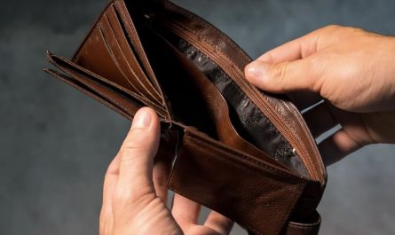 23 symbolic meanings of dreaming about an empty wallet