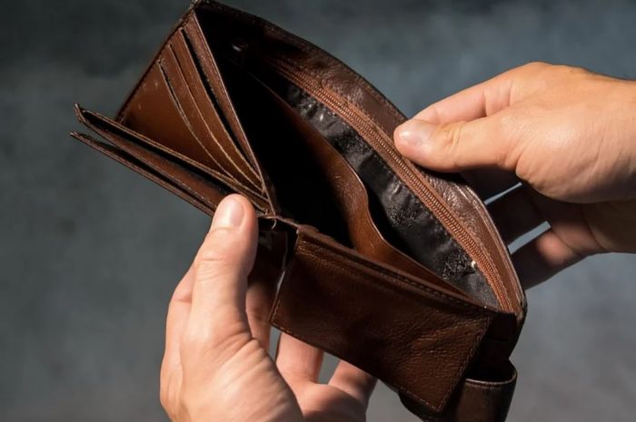 23 symbolic meanings of dreaming about an empty wallet