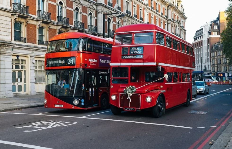 17 Symbolic Meanings of Dreaming About a Public Bus