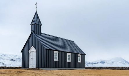 16 Symbolic Meanings of Dreaming of a Church