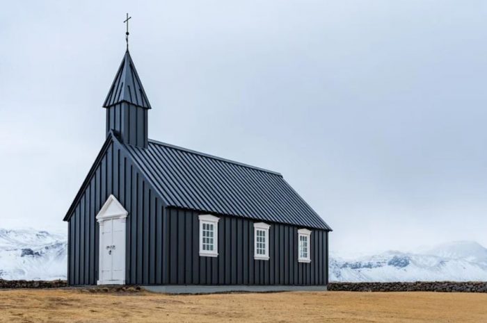 16 Symbolic Meanings of Dreaming of a Church