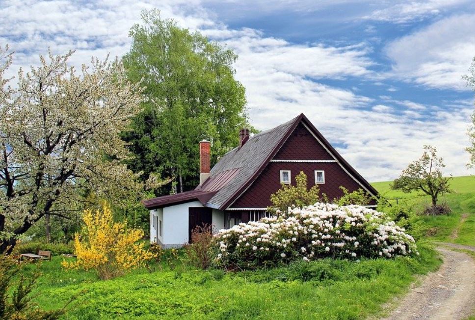 18 symbolic meanings of dreaming about a house