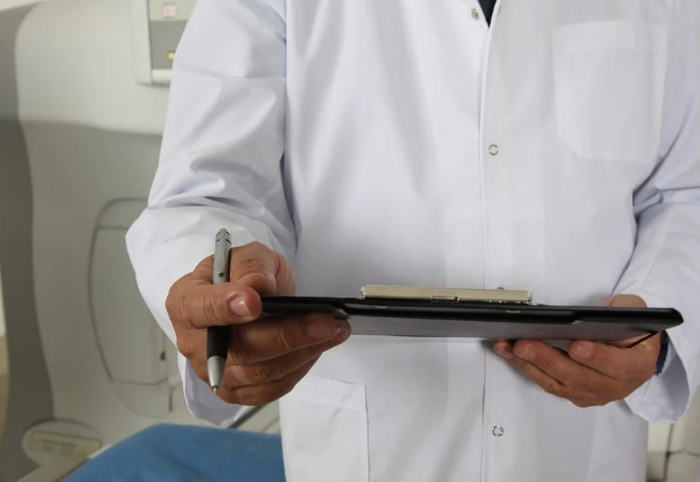 12 Symbolic Meanings of Dreaming About Going to the Hospital