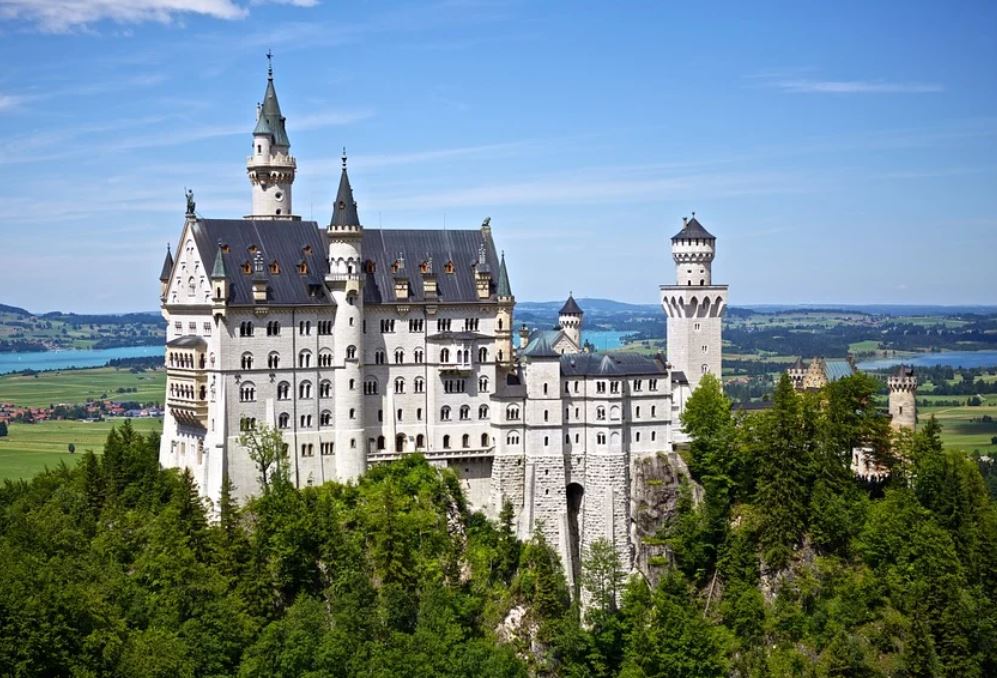 14 Symbolic Meanings of Dreaming of Castles