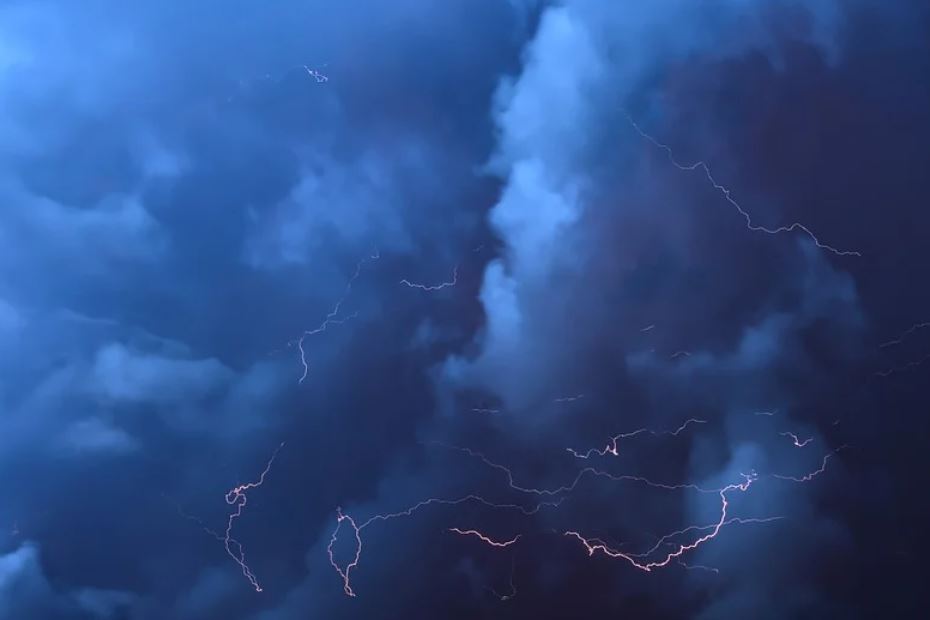 22 symbolic meanings of dreaming about a storm