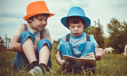 15 Symbolic Meanings of Dreaming About Brothers