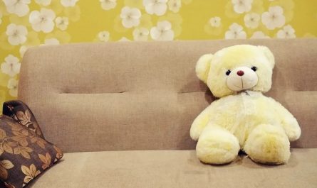 15 Symbolic Meanings of Dreaming About a Sofa