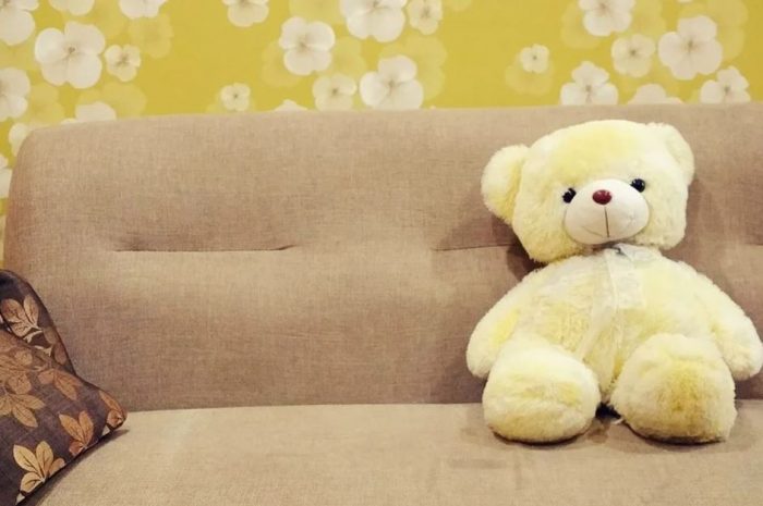 15 Symbolic Meanings of Dreaming About a Sofa