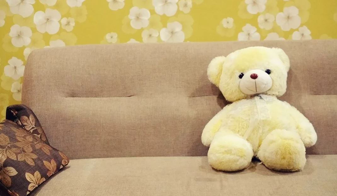 15 Symbolic Meanings of Dreaming About a Sofa