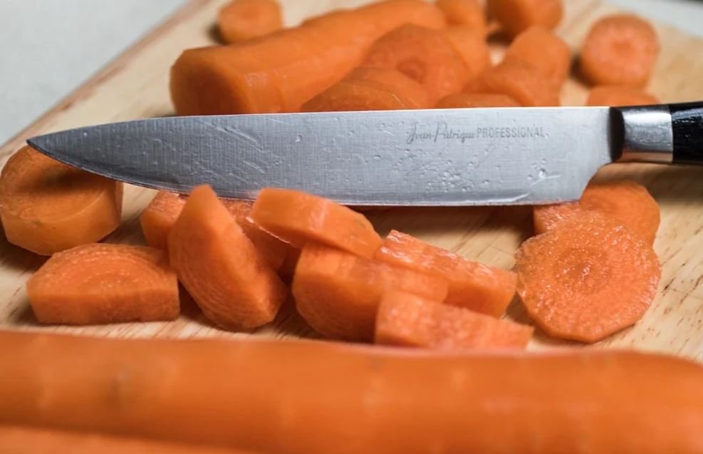 28 symbolic meanings of dreaming about knives