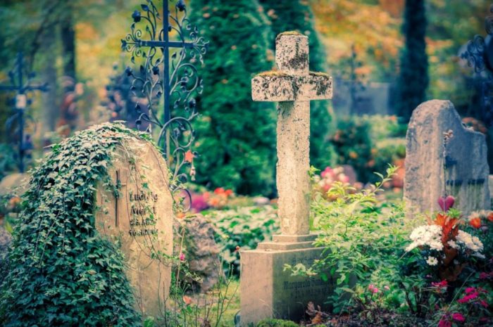 23 Symbolic Meanings of Dreaming About the Dead