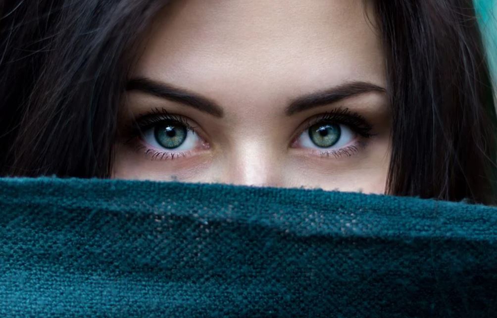 27 symbolic meanings of dreaming about blue eyes