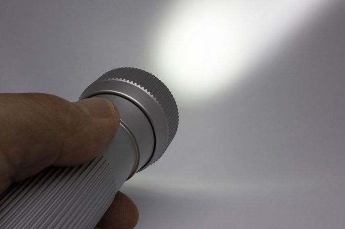 13 Symbolic Meanings of Dreaming About a Flashlight