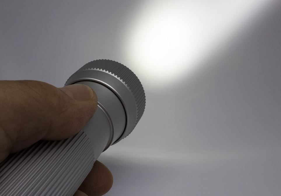 13 Symbolic Meanings of Dreaming About a Flashlight