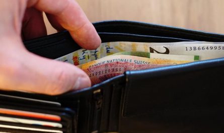 50 symbolic meanings of dreaming about a clean wallet