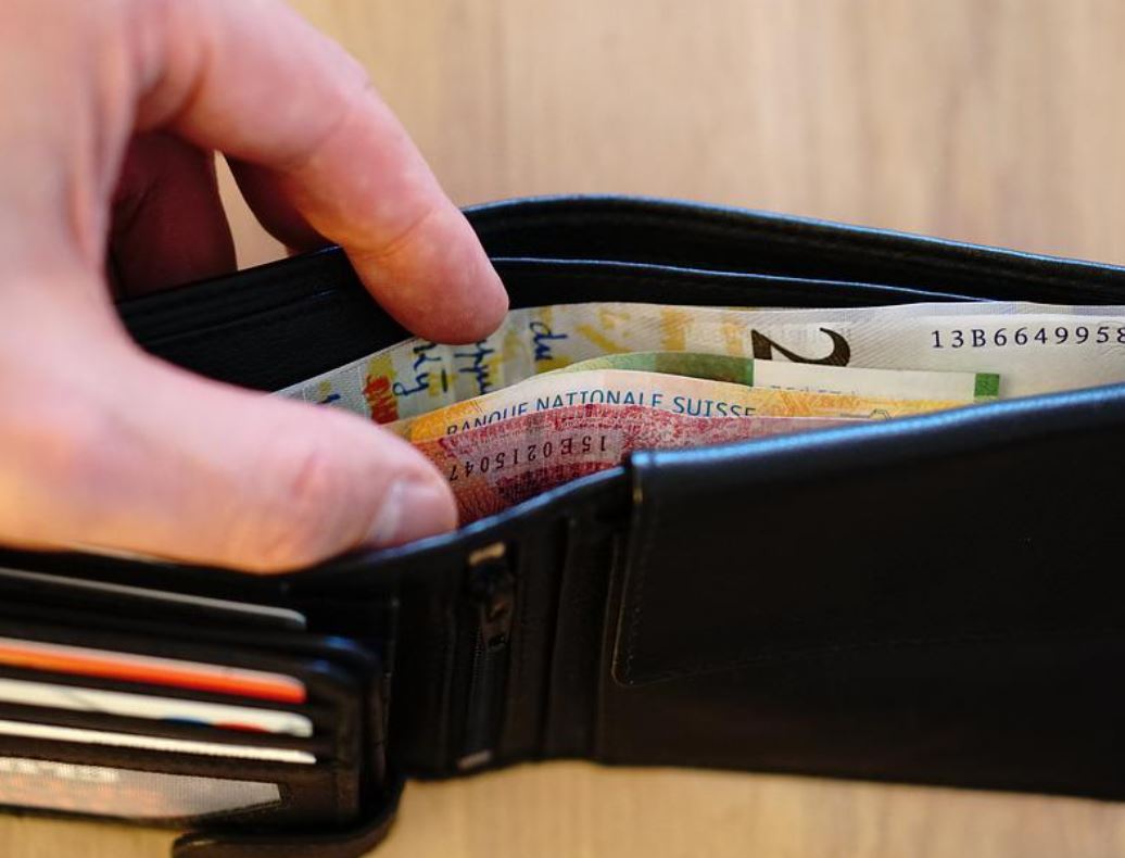 50 symbolic meanings of dreaming about a clean wallet