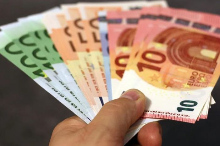 12 Symbolic Meanings of Dreaming About Receiving Pocket Money