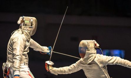 16 Symbolic Meanings of Dreaming About Fencing