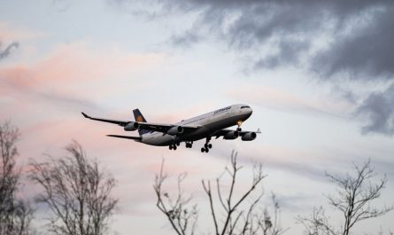 15 Symbolic Meanings of Dreaming About Airplanes