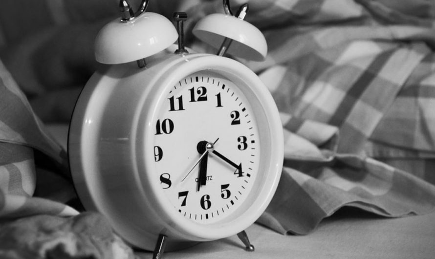 9 Symbolic Meanings of Dreaming About an Alarm Clock