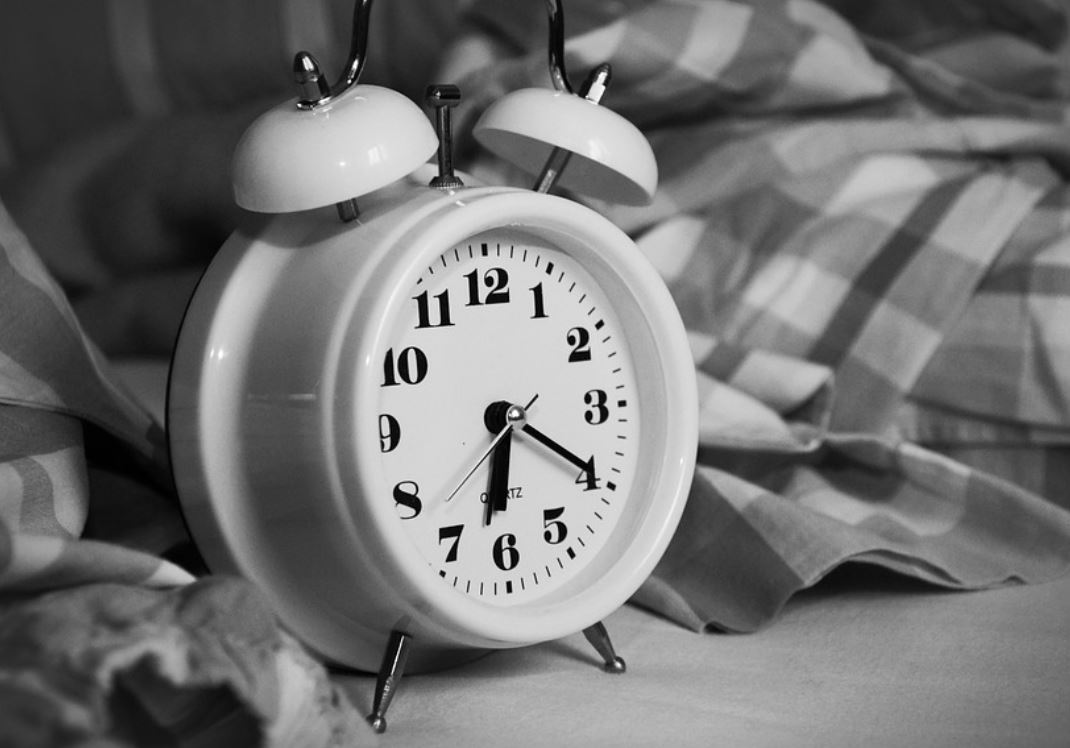 9 Symbolic Meanings of Dreaming About an Alarm Clock