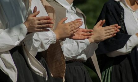 15 Symbolic Meanings of Dreaming of Clapping