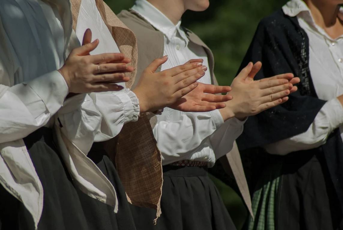 15 Symbolic Meanings of Dreaming of Clapping