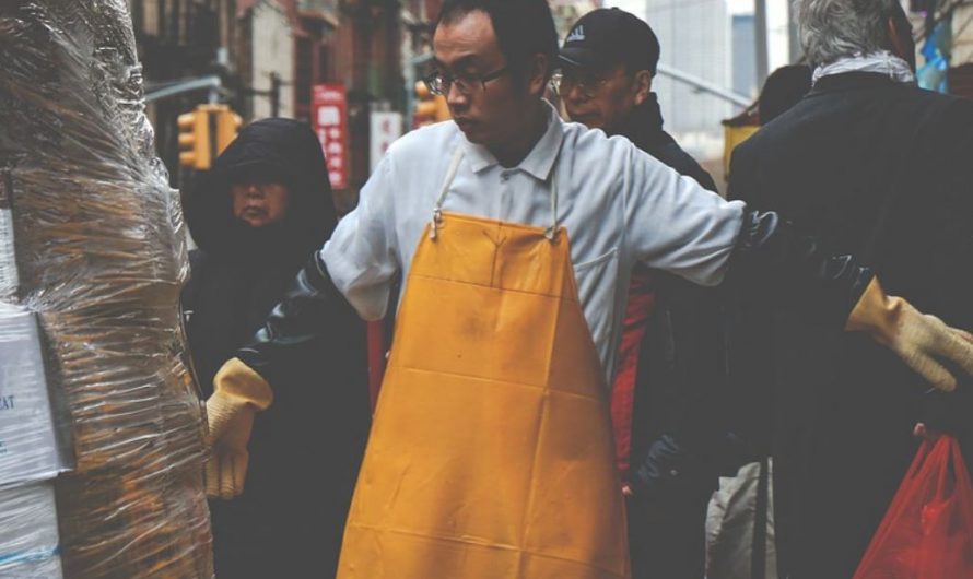 14 Symbolic Meanings of Dreaming About Aprons