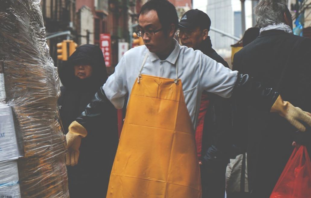14 Symbolic Meanings of Dreaming About Aprons