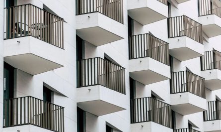 10 symbolic meanings of dreaming about a balcony