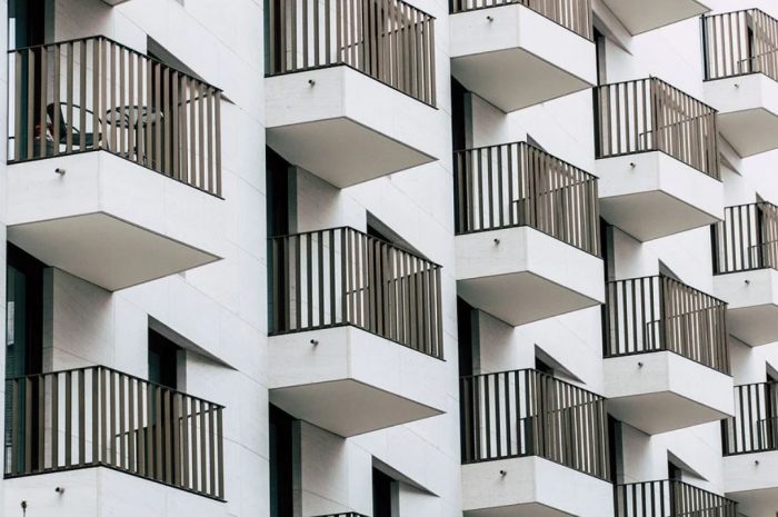 10 symbolic meanings of dreaming about a balcony