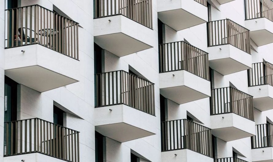 10 symbolic meanings of dreaming about a balcony