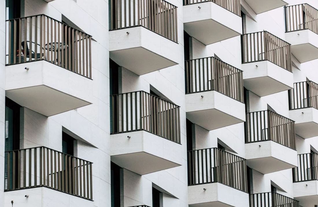 10 symbolic meanings of dreaming about a balcony