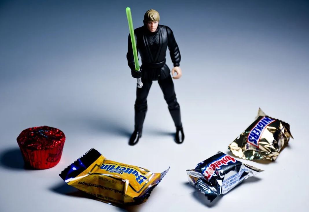 15 symbolic meanings of dreaming about being surrounded by someone