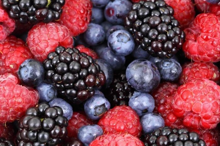 14 Symbolic Meanings of Dreaming of Picking Fruit