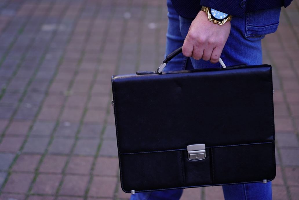 17 Symbolic Meanings of Dreaming About a Briefcase