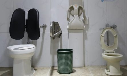 9 Symbolic Meanings of Dreaming About Cleaning the Toilet