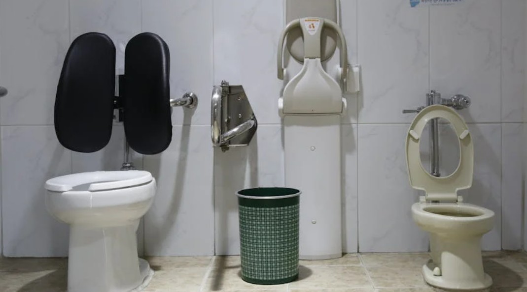9 Symbolic Meanings of Dreaming About Cleaning the Toilet