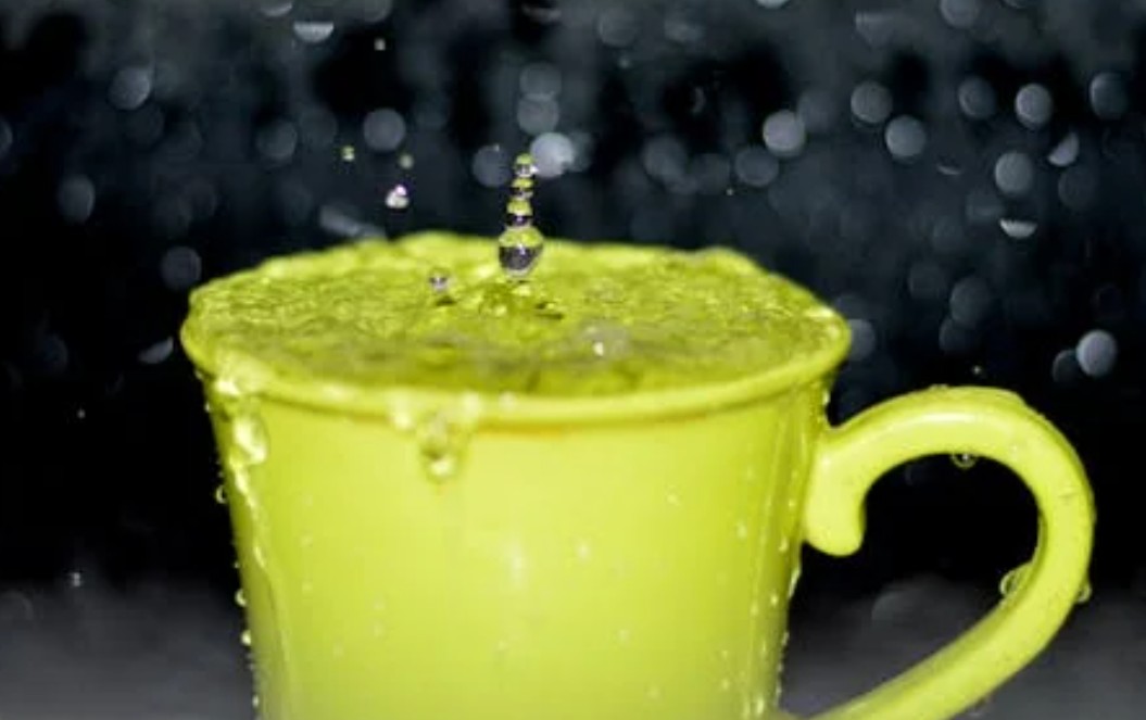 9 Symbolic Meanings of Dreaming of Water Overflowing