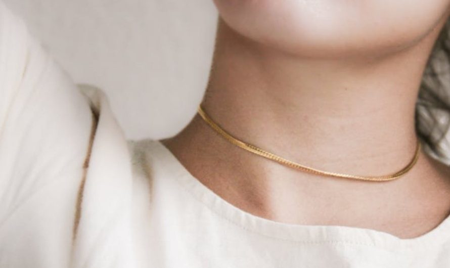5 symbolic meanings of dreaming about wearing a gold necklace