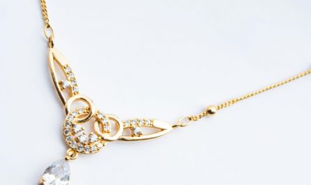 9 Symbolic Meanings of Dreaming of a Gold Necklace Gift