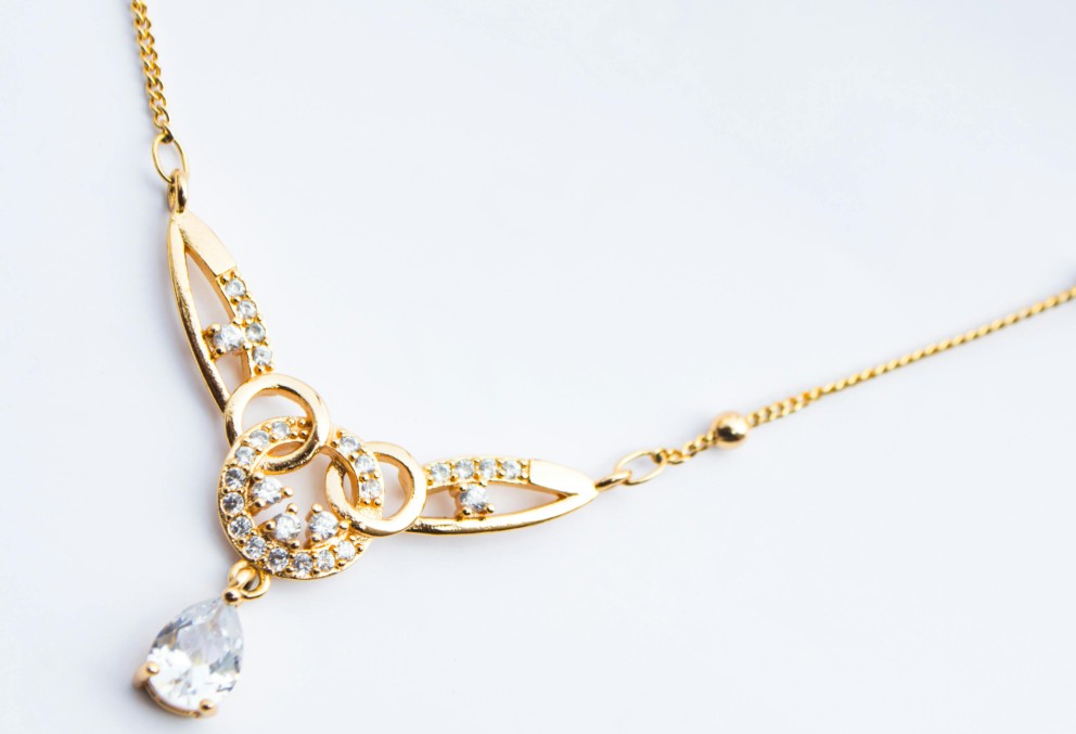 9 Symbolic Meanings of Dreaming of a Gold Necklace Gift