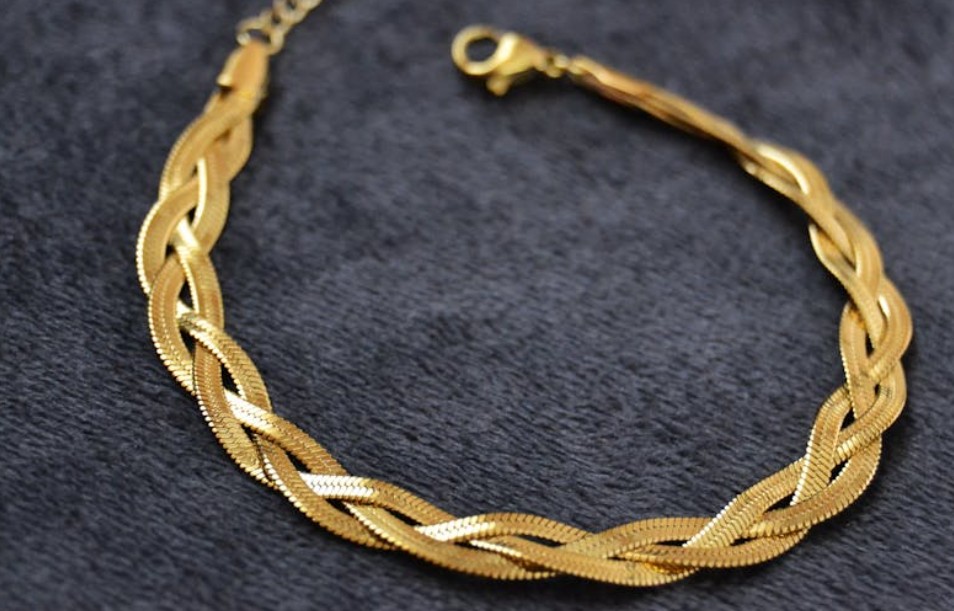 5 symbolic meanings of dreaming about finding a gold necklace