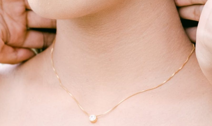 9 symbolic meanings of dreaming about wearing a gold necklace