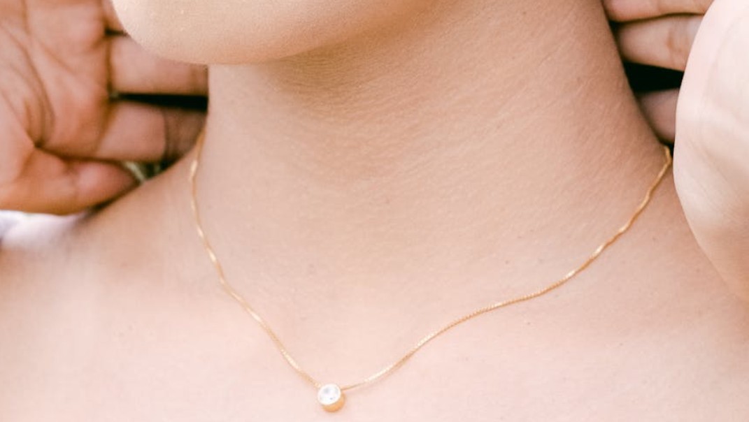 9 symbolic meanings of dreaming about wearing a gold necklace